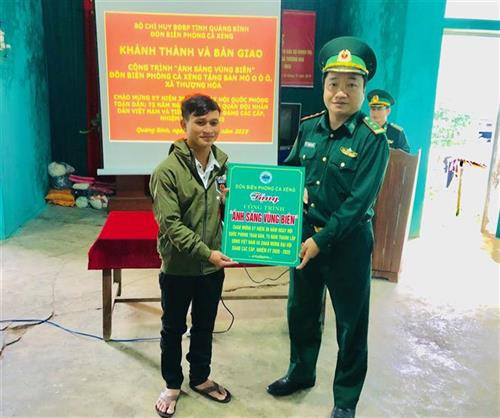 Đại diện Bộ Chỉ huy Bộ đội Biên phòng tỉnh Quảng Bình và chính quyền xã Thượng Hóa thực hiện nghi thức trao tặng công trình đèn đường cho đồng bào Rục xã Thượng Hóa. Ảnh: Đức Thọ - TTXVN Đại diện Bộ Chỉ huy Bộ đội Biên phòng tỉnh Quảng Bình và chính quyền xã Thượng Hóa thực hiện nghi thức trao tặng công trình đèn đường cho đồng bào Rục xã Thượng Hóa. Ảnh: Đức Thọ - TTXVN