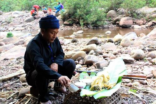 Thầy cúng làm lễ cúng thần lửa trong lễ Gạ Ma Thú của đồng bào dân tộc Hà Nhì. Ảnh: Phan Tuấn Anh – TTXVN Thầy cúng mang lễ ra con suối cạnh bản để cúng thần lửa trong lễ Gạ Ma Thú của đồng bào dân tộc Hà Nhì. Ảnh: Phan Tuấn Anh – TTXVN Thầy cúng làm lễ cúng thần rừng trong lễ Gạ Ma Thú của đồng bào dân tộc Hà Nhì. Ảnh: Phan Tuấn Anh – TTXVN Thầy cúng làm lễ cúng thần lửa trong lễ Gạ Ma Thú của đồng bào dân tộc Hà Nhì. Ảnh: Phan Tuấn Anh – TTXVN Thầy cúng mang lễ ra con suối cạnh bản để cúng thần lửa trong lễ Gạ Ma Thú của đồng bào dân tộc Hà Nhì. Ảnh: Phan Tuấn Anh – TTXVN Thầy cúng làm lễ cúng thần rừng trong lễ Gạ Ma Thú của đồng bào dân tộc Hà Nhì. Ảnh: Phan Tuấn Anh – TTXVN