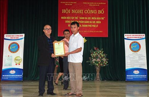 Sở Khoa học và Công Nghệ Hà Nam trao chứng nhận nhãn hiệu tập thể "Bánh đa sợi, Miến Bích Trì" cho sản phẩm Bánh đa sợi, miến của xã Liêm Tuyền, thành phố Phủ Lý. Ảnh: Đại Nghĩa - TTXVN Sở Khoa học và Công Nghệ Hà Nam trao chứng nhận nhãn hiệu tập thể "Bánh đa sợi, Miến Bích Trì" cho sản phẩm Bánh đa sợi, miến của xã Liêm Tuyền, thành phố Phủ Lý. Ảnh: Đại Nghĩa - TTXVN