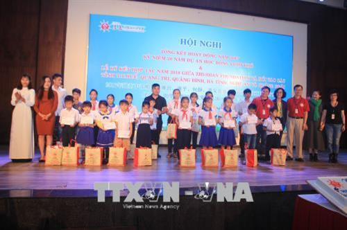 Trao 20 suất học bổng, mỗi suất trị giá 1,2 triệu đồng cho các em học sinh nghèo vượt khó thuộc các huyện Hải Lăng và Vĩnh Linh. Ảnh: Thanh Thủy - TTXVN Trao 20 suất học bổng, mỗi suất trị giá 1,2 triệu đồng cho các em học sinh nghèo vượt khó thuộc các huyện Hải Lăng và Vĩnh Linh. Ảnh: Thanh Thủy - TTXVN