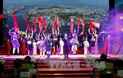 Chương trình văn nghệ chào mừng. Ảnh: An Đăng – TTXVN Chương trình văn nghệ chào mừng. Ảnh: An Đăng – TTXVN