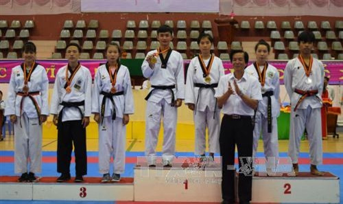 Ban tổ chức trao huy chương cho các vận động viên xuất sắc. Ảnh: Chương Đài - TTXVN Ban tổ chức trao huy chương cho các vận động viên xuất sắc. Ảnh: Chương Đài - TTXVN