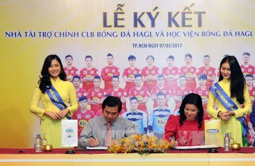 Đại diện nhà tài trợ với cầu thủ Nguyễn Công Phượng tại Lễ ký kết. Ảnh: An Hiếu - TTXVN Đại diện nhà tài trợ với cầu thủ Nguyễn Công Phượng tại Lễ ký kết. Ảnh: An Hiếu - TTXVN