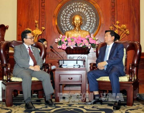 Đồng chí Đinh La Thăng, Ủy viên Bộ Chính trị, Bí thư Thành ủy Thành phố Hồ Chí Minh tiếp ông Junichi Kawaue, Tổng lãnh sự Nhật Bản tại Thành phố Hồ Chí Minh. Ảnh: Thanh Vũ - TTXVN