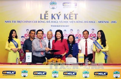 Đại diện nhà tài trợ với cầu thủ Nguyễn Công Phượng tại Lễ ký kết. Ảnh: An Hiếu - TTXVN Đại diện nhà tài trợ với cầu thủ Nguyễn Công Phượng tại Lễ ký kết. Ảnh: An Hiếu - TTXVN