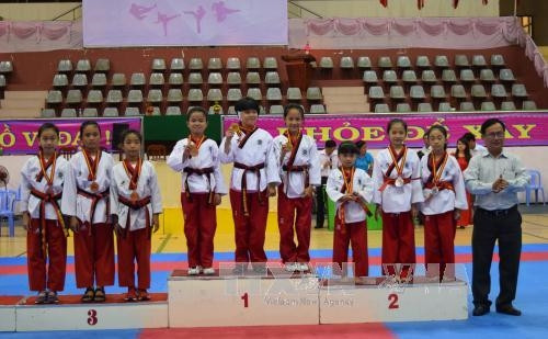 Ban tổ chức trao huy chương cho các vận động viên xuất sắc. Ảnh: Chương Đài - TTXVN Ban tổ chức trao huy chương cho các vận động viên xuất sắc. Ảnh: Chương Đài - TTXVN