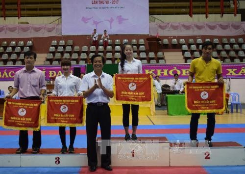 Đoàn vận động viên đến từ Thành phố Hồ Chí Minh dẫn đầu Giải vô địch Taekwondo học sinh toàn quốc khu vực miền Nam năm 2017. Ảnh: Chương Đài - TTXVN Đoàn vận động viên đến từ Thành phố Hồ Chí Minh dẫn đầu Giải vô địch Taekwondo học sinh toàn quốc khu vực miền Nam năm 2017. Ảnh: Chương Đài - TTXVN