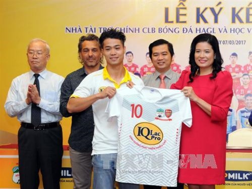 Đại diện nhà tài trợ với cầu thủ Nguyễn Công Phượng tại Lễ ký kết. Ảnh: An Hiếu - TTXVN Đại diện nhà tài trợ với cầu thủ Nguyễn Công Phượng tại Lễ ký kết. Ảnh: An Hiếu - TTXVN