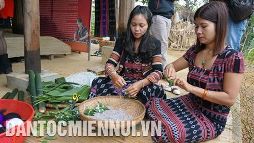 Đồng bào dân tộc Tà Ôi giới thiệu ẩm thực truyền thống. Ảnh Hoàng Hải