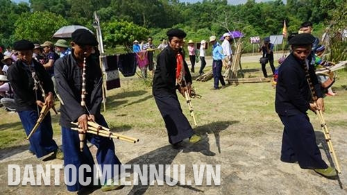 Đồng bào dân tộc Mông giới thiệu điệu múa khèn độc đáo. Ảnh: Hoàng Hải