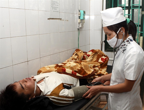 Khám chữa bệnh cho người nghèo tại Bệnh viện đa khoa huyện Kim Bôi. Ảnh: Nguyễn Thủy - TTXVN Khám chữa bệnh cho người nghèo tại Bệnh viện đa khoa huyện Kim Bôi. Ảnh: Nguyễn Thủy - TTXVN