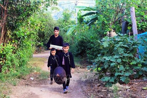 Đàn lễ để tổ chức lễ Tủ Cải. Ảnh: Phan Tuấn Anh - TTXVN Các thầy cúng trong lễ Tủ Cải của đồng bào Dao Quần chẹt. Ảnh: Phan Tuấn Anh - TTXVN Hai cậu bé được gia đình làm lễ Tủ Cải. Ảnh: Phan Tuấn Anh - TTXVN Các cậu bé đứng trên bồ đài trước khi rơi xuống để làm lễ. Ảnh: Phan Tuấn Anh - TTXVN Đàn lễ để tổ chức lễ Tủ Cải. Ảnh: Phan Tuấn Anh - TTXVN Các thầy cúng trong lễ Tủ Cải của đồng bào Dao Quần chẹt. Ảnh: Phan Tuấn Anh - TTXVN Hai cậu bé được gia đình làm lễ Tủ Cải. Ảnh: Phan Tuấn Anh - TTXVN Các cậu bé đứng trên bồ đài trước khi rơi xuống để làm lễ. Ảnh: Phan Tuấn Anh - TTXVN