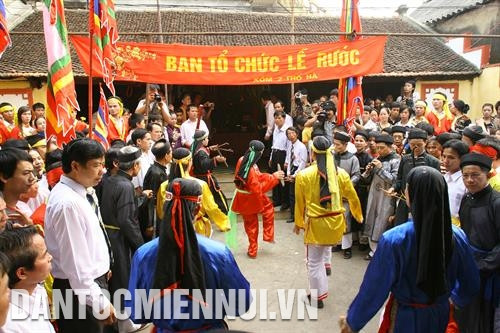 Hội làng Thổ Hà, một trong những lễ hội đặc sắc ở Việt Nam, được tổ chức nhằm tưởng nhớ Thành Hoàng làng, tương truyền đã dạy cho người dân làm nghề gốm. Ảnh: Hoàng My