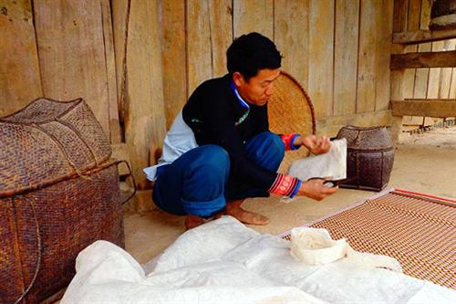 Người Mông cắt giấy dó để trang trí ngày tết Nào Pê Chầu Người Mông cắt giấy dó để trang trí ngày tết Nào Pê Chầu