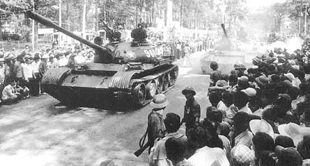 Nhân dân TPHCM chào đón quân giải phóng trưa 30-4-1975. Ảnh: Lâm Tấn Tài Nhân dân TPHCM chào đón quân giải phóng trưa 30-4-1975. Ảnh: Lâm Tấn Tài