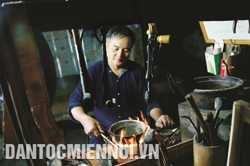 Ông Cháng Thanh Tờ là một trong số rất ít người biết chế tác trang sức bạc theo phong cách truyền thống của người Nùng.