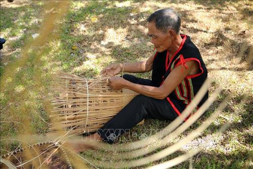 Nghệ nhân diễn nghề đan lát truyền thống của đồng bào Cor. Ảnh: Trần Lê Lâm - TTXVN