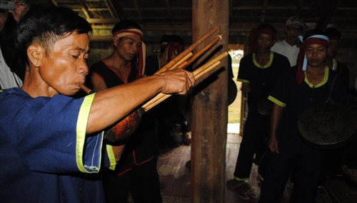 Sau khi thực hiện nghi thức cúng mừng lúa mới, người Raglai bắt đầu hát múa, đánh chapi, khèn bầu... Ảnh: Hà Tuấn