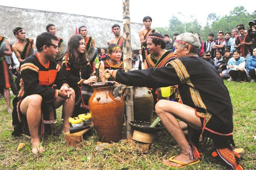 Dân làng ăn, uống và múa hát giao lưu để chúc phúc cho những người được kết nghĩa