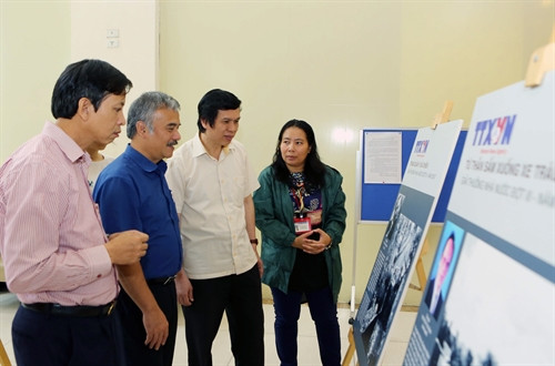 Ủy viên Trung ương Đảng, Tổng Giám đốc TTXVN Nguyễn Đức Lợi cùng các nhà báo tham quan các tác phẩm. Ảnh: Quang Quyết - TTXVN Ủy viên Trung ương Đảng, Tổng Giám đốc TTXVN Nguyễn Đức Lợi cùng các nhà báo tham quan các tác phẩm. Ảnh: Quang Quyết - TTXVN Phó Tổng Giám đốc TTXVN Nguyễn Hoài Dương cùng các nhà báo TTXVN tham quan các tác phẩm. Ảnh: Quang Quyết - TTXVN Phó Tổng Giám đốc Nguyễn Hoài Dương cùng các nhà báo TTXVN tham quan các tác phẩm. Ảnh: Quang Quyết - TTXVN Các tác phẩm thu hút sự quan tâm của cán bộ, nhân viên TTXVN. Ảnh: Quang Quyết - TTXVN Ủy viên Trung ương Đảng, Tổng Giám đốc TTXVN Nguyễn Đức Lợi cùng các nhà báo tham quan các tác phẩm. Ảnh: Quang Quyết - TTXVN Ủy viên Trung ương Đảng, Tổng Giám đốc TTXVN Nguyễn Đức Lợi cùng các nhà báo tham quan các tác phẩm. Ảnh: Quang Quyết - TTXVN Phó Tổng Giám đốc TTXVN Nguyễn Hoài Dương cùng các nhà báo TTXVN tham quan các tác phẩm. Ảnh: Quang Quyết - TTXVN Phó Tổng Giám đốc Nguyễn Hoài Dương cùng các nhà báo TTXVN tham quan các tác phẩm. Ảnh: Quang Quyết - TTXVN Các tác phẩm thu hút sự quan tâm của cán bộ, nhân viên TTXVN. Ảnh: Quang Quyết - TTXVN