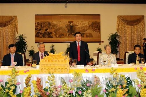 Chủ tịch UBND Thành phố Hồ Chí Minh Nguyễn Thành Phong phát biểu tại buổi tiếp chiêu đãi Thủ tướng Singapore Lý Hiển Long cùng phu nhân. Ảnh: Thanh Vũ-TTXVN