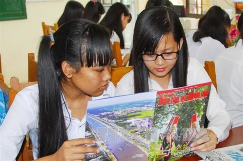 Học sinh đọc sách trong phòng thư viện của nhà trường. Ảnh: Mạnh Linh-TTXVN Học sinh đọc sách trong phòng thư viện của nhà trường. Ảnh: Mạnh Linh-TTXVN