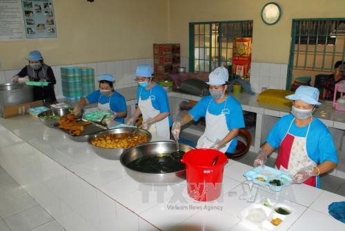 Nhà bếp phục vụ cho các em học sinh Trường Phổ thông Dân tộc nội trú tỉnh Kiên Giang. Ảnh: Mạnh Linh-TTXVN Nhà bếp phục vụ cho các em học sinh Trường Phổ thông Dân tộc nội trú tỉnh Kiên Giang. Ảnh: Mạnh Linh-TTXVN