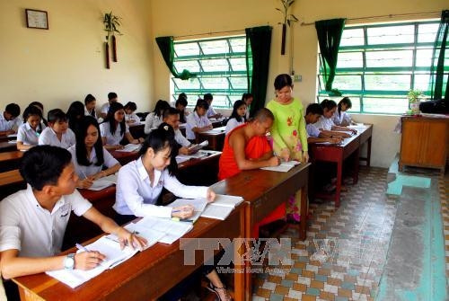 Trường hiện có 13 lớp học với 428 học sinh là con em các dân tộc Chăm, Tày, Khmer… Trong đó, đông nhất là dân tộc Khmer. Ảnh: Mạnh Linh-TTXVN Trường hiện có 13 lớp học với 428 học sinh là con em các dân tộc Chăm, Tày, Khmer… Trong đó, đông nhất là dân tộc Khmer. Ảnh: Mạnh Linh-TTXVN