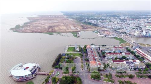 Dự án lấn biển khu vực phía tây bắc thành phố Rạch Giá quy mô gần 100 ha, với các công trình công cộng, trung tâm thương mại, dịch vụ du lịch, cao ốc văn phòng, nhà ở tái định cư cho các hộ dân đang sinh sống ven bờ sông, kênh rạch nội thị nằm trong quy hoạch. Ảnh: Mạnh Linh-TTXVN