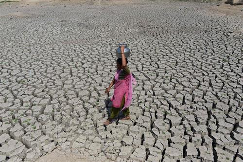 Hồ Chandola ở Ahmedabad, Ấn Độ khô cạn do hạn hán ngày 20/5/2016. AFP/TTXVN