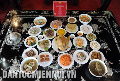 Mâm cỗ truyền thống ngày Tết ở Miền Bắc được trưng bày tại lễ hội Tết Việt