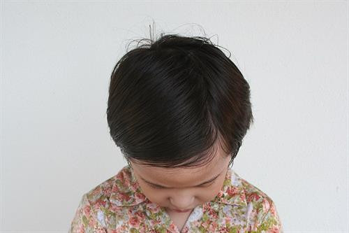 Taarof: Trong hình là cử chỉ thể hiện sự kính trọng ở Iran, dù thông thường cử chỉ này sẽ được từ chối. Ví dụ, ở một số khu vực, người bán hàng sẽ từ chối nhận tiền của khách có địa vị cao hơn trong xã hội. Tuy nhiên, người mua sẽ kiên quyết trả tiền, người bán có thể từ chối nhiều lần trước khi chấp nhận. Phong tục này có thể khá khó hiểu với những người nước ngoài lần đầu tới đây. Mano Po: Đây là cử chỉ thể hiện sự tôn trọng người lớn tuổi. Người ta sẽ cúi đầu xuống, cầm tay người lớn tuổi và áp vào trán mình. Phong tục này chủ yếu có ở Philippines, một số khu vực của Malaysia và Indonesia. Thường thì cử chỉ này được thực hiện tại các buổi họp mặt gia đình để trẻ em xin lời chúc phúc của những người lớn tuổi. Bayanihan: Một trong những điểm độc đáo của văn hóa Filipino là “bayanihan” - tức là di chuyển cả một ngôi nhà sang vị trí khác. Dân làng sẽ tụ họp lại, nâng ngôi nhà lên và dịch chuyển tới vị trí mới để tránh lũ lụt, lở đất hay đơn giản chỉ là để có hàng xóm tốt hơn. “Bayanihan” thường diễn ra ở các vùng nông thôn, nơi nhà cửa được làm từ các vật liệu nhẹ như tre và gỗ. Vẽ Henna: Các đám cưới Hồi giáo thường có những truyền thống và nghi lễ có từ hàng trăm năm trước. Hai tối trước ngày tổ chức hôn lễ, những người phụ nữ trong gia đình cô dâu sẽ vẽ lên bàn tay, cánh tay và bàn chân cô dâu các họa tiết bằng mực Henna tượng trưng cho sự trưởng thành của người phụ nữ. Các họa tiết cũng được cho là sẽ đem lại may mắn và khả năng sinh nở cho cô dâu. Mudra: Mudra là phép bắt ấn của văn hóa đạo Phật và đạo Hindu, chủ yếu là ở Ấn Độ. Hơn 500 ý nghĩa khác nhau được thể hiện qua cách một người di chuyển bàn tay và ngón tay. Những động tác này cho phép người thực hiện kiểm soát dòng năng lượng trong cơ thể và tập trung vào một mục tiêu nhất định. Các động tác này xuất hiện trong tượng, tranh, các điệu múa, kịch, yoga và các phương pháp thiền. Đến muộn: Ở nhiều nơi trên thế giới, đến muộn các cuộc tụ họp xã hội có thể bị coi là bất lịch sự, nhưng ở Nam Mỹ thì không. Tại Chile, nếu chủ tiệc mời dùng bữa lúc 20h, khách mời nên đến vào 20h15, thậm chí là 20h30. Đến đúng giờ hoặc sớm hơn sẽ khiến chủ nhà chưa chuẩn bị kịp và người khách sẽ bị coi là quá “háo ăn”. Ở Ecuador, đến muộn 15-20 phút đồng nghĩa “đúng giờ”. Quy tắc uống rượu ở Nga: Có rất nhiều quy tắc uống rượu trong văn hóa Nga, ví dụ: bạn không được đặt cốc rượu dở xuống bàn sau khi nâng ly, mà phải uống cạn và úp ngược cốc. Đến muộn đồng nghĩa với việc phải uống cạn một ly đầy. Thêm nữa, nếu cầm cốc rỗng lúc nâng ly, bạn sẽ bị phạt uống hết cả một chai. Tiên răng: Ở Hy Lạp và Mauritania, trẻ em không đặt răng dưới gối chờ tiên răng tới lấy mà ném thật mạnh lên nóc nhà để được may mắn và khỏe mạnh. Trẻ em Malaysia chôn răng xuống đất do quan niệm rằng những gì là một phần cơ thể phải trở về với đất. Còn ở Thổ Nhĩ Kỳ, bố mẹ có thể dùng răng sữa đã rụng của con mình để thể hiện mong ước về tương lai của con cái, ví dụ nếu muốn con mình làm bác sĩ, họ có thể chôn răng của chúng gần một bệnh viện. Mổ bụng tự sát: Seppuku là một phần chính của võ sĩ đạo (bushido) - luật của các samurai; tự mổ bụng là cách các chiến binh tránh bị rơi vào tay quân thù và để giảm sỉ nhục. Samurai còn có thể được các lãnh chúa đại danh (daimyo) ra lệnh phải tự mổ bụng. Sau này, các samurai bị ô nhục được phép tự mổ bụng thay vì bị hành quyết theo cách thông thường. Do mục đích chính của nghi lễ này là bảo vệ danh dự, những ai không thuộc về giới samurai sẽ không bao giờ thực hiện hay bị ra lệnh thực hiện. Samurai nữ chỉ thực hiện tự mổ bụng với sự cho phép. Haka: Đây là truyền thống của người Maori, New Zealand. Các động tác này bao gồm biểu hiện trên gương mặt, gầm lên, gào thét, dậm chân, dấm ngực và lè lưỡi để đe dọa các đối thủ. Ngày nay, các vận động viên quốc gia của New Zealand vẫn biểu diễn truyền thống này, nhất là các đội bóng bầu dục và bóng chày. Taarof: Trong hình là cử chỉ thể hiện sự kính trọng ở Iran, dù thông thường cử chỉ này sẽ được từ chối. Ví dụ, ở một số khu vực, người bán hàng sẽ từ chối nhận tiền của khách có địa vị cao hơn trong xã hội. Tuy nhiên, người mua sẽ kiên quyết trả tiền, người bán có thể từ chối nhiều lần trước khi chấp nhận. Phong tục này có thể khá khó hiểu với những người nước ngoài lần đầu tới đây. Mano Po: Đây là cử chỉ thể hiện sự tôn trọng người lớn tuổi. Người ta sẽ cúi đầu xuống, cầm tay người lớn tuổi và áp vào trán mình. Phong tục này chủ yếu có ở Philippines, một số khu vực của Malaysia và Indonesia. Thường thì cử chỉ này được thực hiện tại các buổi họp mặt gia đình để trẻ em xin lời chúc phúc của những người lớn tuổi. Bayanihan: Một trong những điểm độc đáo của văn hóa Filipino là “bayanihan” - tức là di chuyển cả một ngôi nhà sang vị trí khác. Dân làng sẽ tụ họp lại, nâng ngôi nhà lên và dịch chuyển tới vị trí mới để tránh lũ lụt, lở đất hay đơn giản chỉ là để có hàng xóm tốt hơn. “Bayanihan” thường diễn ra ở các vùng nông thôn, nơi nhà cửa được làm từ các vật liệu nhẹ như tre và gỗ. Vẽ Henna: Các đám cưới Hồi giáo thường có những truyền thống và nghi lễ có từ hàng trăm năm trước. Hai tối trước ngày tổ chức hôn lễ, những người phụ nữ trong gia đình cô dâu sẽ vẽ lên bàn tay, cánh tay và bàn chân cô dâu các họa tiết bằng mực Henna tượng trưng cho sự trưởng thành của người phụ nữ. Các họa tiết cũng được cho là sẽ đem lại may mắn và khả năng sinh nở cho cô dâu. Mudra: Mudra là phép bắt ấn của văn hóa đạo Phật và đạo Hindu, chủ yếu là ở Ấn Độ. Hơn 500 ý nghĩa khác nhau được thể hiện qua cách một người di chuyển bàn tay và ngón tay. Những động tác này cho phép người thực hiện kiểm soát dòng năng lượng trong cơ thể và tập trung vào một mục tiêu nhất định. Các động tác này xuất hiện trong tượng, tranh, các điệu múa, kịch, yoga và các phương pháp thiền. Đến muộn: Ở nhiều nơi trên thế giới, đến muộn các cuộc tụ họp xã hội có thể bị coi là bất lịch sự, nhưng ở Nam Mỹ thì không. Tại Chile, nếu chủ tiệc mời dùng bữa lúc 20h, khách mời nên đến vào 20h15, thậm chí là 20h30. Đến đúng giờ hoặc sớm hơn sẽ khiến chủ nhà chưa chuẩn bị kịp và người khách sẽ bị coi là quá “háo ăn”. Ở Ecuador, đến muộn 15-20 phút đồng nghĩa “đúng giờ”. Quy tắc uống rượu ở Nga: Có rất nhiều quy tắc uống rượu trong văn hóa Nga, ví dụ: bạn không được đặt cốc rượu dở xuống bàn sau khi nâng ly, mà phải uống cạn và úp ngược cốc. Đến muộn đồng nghĩa với việc phải uống cạn một ly đầy. Thêm nữa, nếu cầm cốc rỗng lúc nâng ly, bạn sẽ bị phạt uống hết cả một chai. Tiên răng: Ở Hy Lạp và Mauritania, trẻ em không đặt răng dưới gối chờ tiên răng tới lấy mà ném thật mạnh lên nóc nhà để được may mắn và khỏe mạnh. Trẻ em Malaysia chôn răng xuống đất do quan niệm rằng những gì là một phần cơ thể phải trở về với đất. Còn ở Thổ Nhĩ Kỳ, bố mẹ có thể dùng răng sữa đã rụng của con mình để thể hiện mong ước về tương lai của con cái, ví dụ nếu muốn con mình làm bác sĩ, họ có thể chôn răng của chúng gần một bệnh viện. Mổ bụng tự sát: Seppuku là một phần chính của võ sĩ đạo (bushido) - luật của các samurai; tự mổ bụng là cách các chiến binh tránh bị rơi vào tay quân thù và để giảm sỉ nhục. Samurai còn có thể được các lãnh chúa đại danh (daimyo) ra lệnh phải tự mổ bụng. Sau này, các samurai bị ô nhục được phép tự mổ bụng thay vì bị hành quyết theo cách thông thường. Do mục đích chính của nghi lễ này là bảo vệ danh dự, những ai không thuộc về giới samurai sẽ không bao giờ thực hiện hay bị ra lệnh thực hiện. Samurai nữ chỉ thực hiện tự mổ bụng với sự cho phép. Haka: Đây là truyền thống của người Maori, New Zealand. Các động tác này bao gồm biểu hiện trên gương mặt, gầm lên, gào thét, dậm chân, dấm ngực và lè lưỡi để đe dọa các đối thủ. Ngày nay, các vận động viên quốc gia của New Zealand vẫn biểu diễn truyền thống này, nhất là các đội bóng bầu dục và bóng chày.