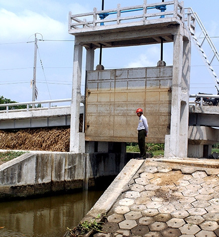 Mỗi lần đóng, mở cống phải thuê nhân công quay bằng tay liên tục 5-6 giờ Mỗi lần đóng, mở cống phải thuê nhân công quay bằng tay liên tục 5-6 giờ