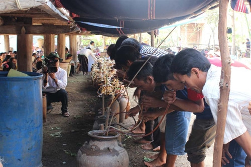 Người dân giao lưu, uống rượu ghè sau lễ cúng. Ảnh: Quang Tấn