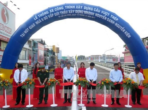 Các đại biểu cắt băng thông xe. Ảnh: Hoàng Hải-TTXVN