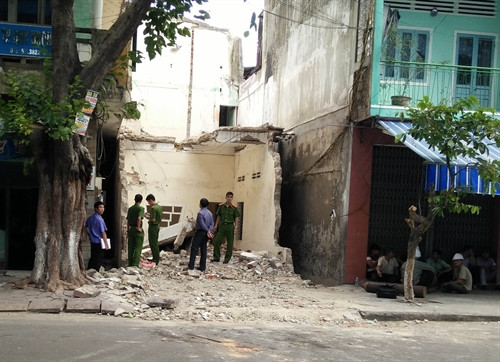 Hiện trường được phong tỏa phục vụ công tác khám nghiệm, điều tra nguyên nhân vụ tai nạn. Ảnh: Nguyên Linh-TTXVN Hiện trường được phong tỏa phục vụ công tác khám nghiệm, điều tra nguyên nhân vụ tai nạn. Ảnh: Nguyên Linh-TTXVN