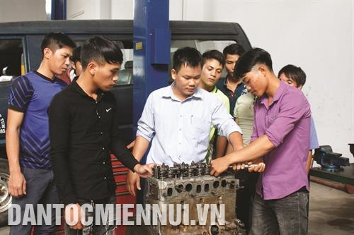 Giờ thực hành sửa chữa ô tô của học sinh Trường cao đẳng kinh tế kỹ thuật Kon Tum