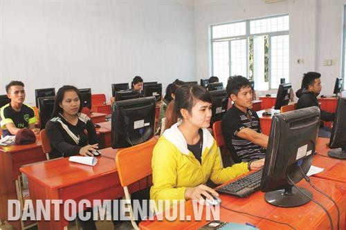 Lớp công nghệ thông tin của Trường cao đẳng kinh tế kỹ thuật Kon Tum. Ảnh: Hồng Điệp