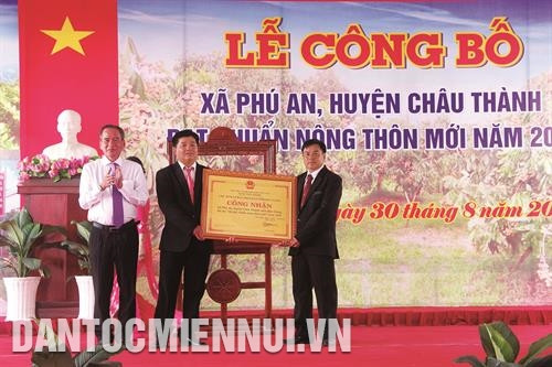 Lễ công bố xã nông thôn mới Phú An, huyện Châu Thành vừa được tổ chức dịp cuối tháng 8 vừa qua. Ảnh: Duy Ba