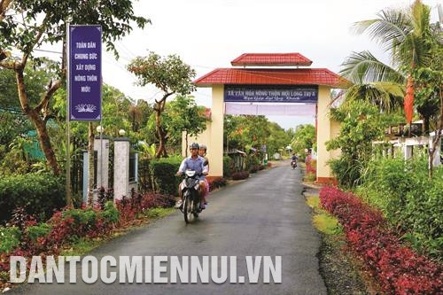 Cảnh quan đường làng xã nông thôn mới Long Trị A. Ảnh: Duy Ba