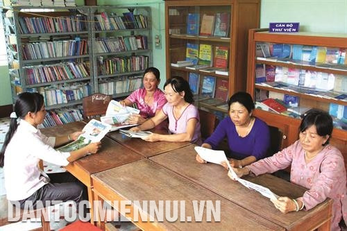 Người dân các xã nông thôn mới ở Hậu Giang giờ đây đã được tiếp cận tri thức từ sách báo, tạp chí và các phương tiện thông tin truyền thông khác. Ảnh: Duy Ba
