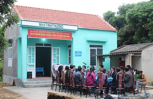 Hội Bảo trợ Người tàn tật và Trẻ mồ côi tỉnh phối hợp với TX Đông Triều tổ chức khánh thành "Nhà tình thương" cho gia đình bà Nguyễn Thị Đan, thôn Tràng Bảng 1, xã Tràng An, TX Đông Triều. Ảnh: nguồn baoquangninh.com.vn