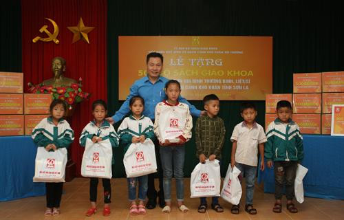 Ông Nguyễn Quốc Hồng – Chủ tịch Công đoàn Cơ sở NXB Giáo dục Việt Nam trao tặng SGK tại tỉnh Sơn La