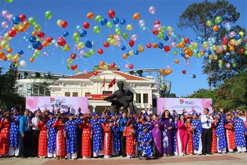 Các cặp đôi cùng thả bóng bay hòa bình. Ảnh: Xuân Dự - TTXVN