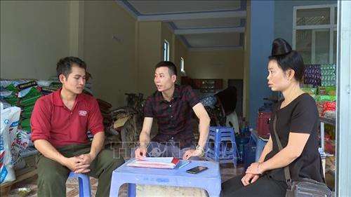 Chính quyền địa phương tuyên truyền về lợi ích của bảo hiểm xã hội tự nguyện cho người dân huyện Thuận Châu. Ảnh: Hữu Quyết - TTXVN