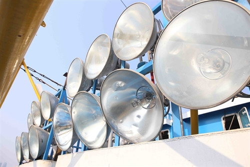 Hệ thống đèn chiếu sáng công suất lớn để bắt thủy sản trên tàu ĐNa – 90777 TS.