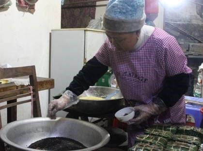 Trộn thêm gừng đá thái nhỏ vào hỗn hợp gạo nếp, bột cây mảy piạcy, tạo vị ngon khác biệt.