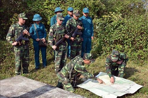 Cán bộ, chiến sĩ đồn Biên phòng phòng cửa khẩu Lóng Sập tuần tra, bảo vệ khu vực biên giới. Ảnh: Hữu Quyết - TTXVN Cán bộ, chiến sĩ đồn Biên phòng phòng cửa khẩu Lóng Sập tuần tra, bảo vệ khu vực biên giới. Ảnh: Hữu Quyết - TTXVN