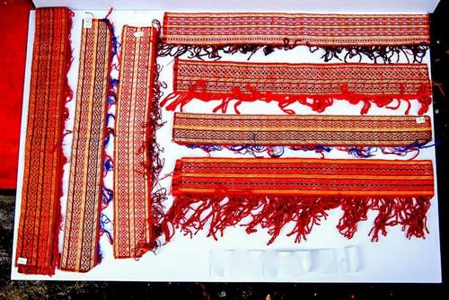 Người Chăm ở Ninh Thuận nỗ lực bảo tồn và khôi phục những hoa văn cổ trên các sản phẩm thổ cẩm. Ảnh: Trương Trãi Người Chăm ở Ninh Thuận nỗ lực bảo tồn và khôi phục những hoa văn cổ trên các sản phẩm thổ cẩm. Ảnh: Trương Trãi