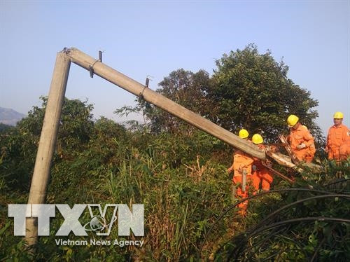 Lực lượng công nhân Công ty Điện lực tỉnh Điện Biên nỗ lực khắc phục sự cố trong chiều ngày 3/4. Ảnh: Xuân Tiến-TTXVN